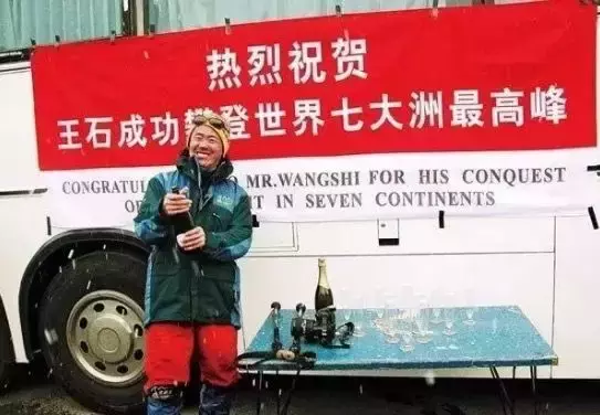 珠峰绝命产业链:花40万就能登顶,但不保活命