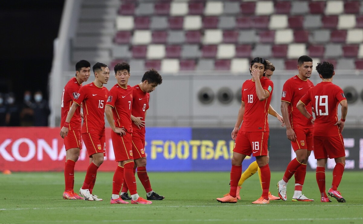 国足1-0领先(1-0领先！国足10秒残暴反击：3人参与，95米连线，李铁挥拳庆祝)