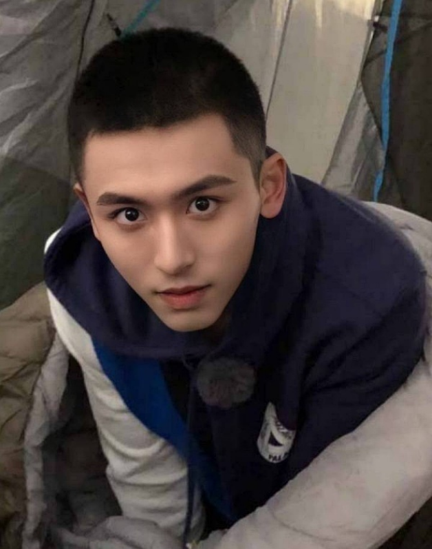 别再说寸头是"精神小伙"发型了,男生剪这3种短发,帅气又潮流