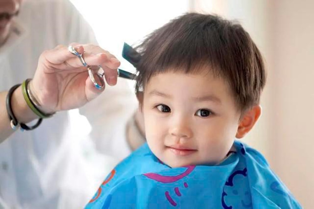 先说男宝宝——首先并不提倡给宝宝剃光头,尤其是囟门还没闭合的小