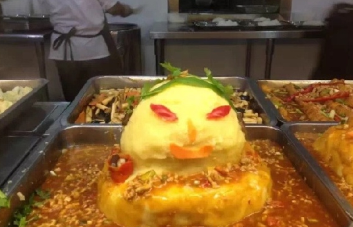 大学里的“阴间食堂”，布局阴森像“地府”，学生吃个饭毛骨悚然