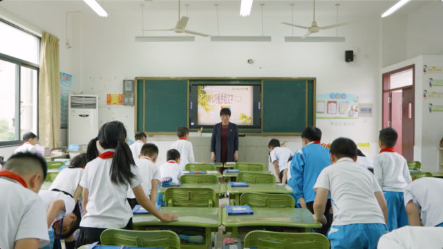 一句“晚八点，不作业”引起“争议”，这位校长用学生成绩“回击”质疑