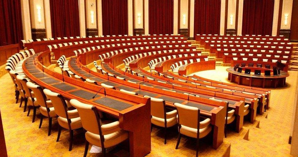 异型:按照需要将会场布置成马蹄形,t型,e型等特殊形状的摆台形式.