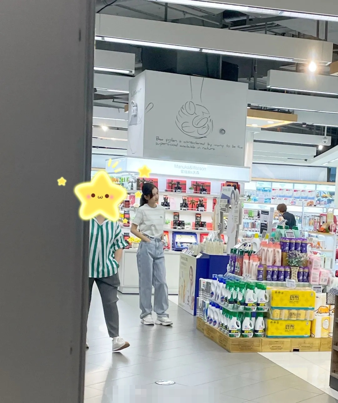 Angelababy超市拍戏被偶遇,休闲打扮超低调,瞪眼式表演遭吐槽