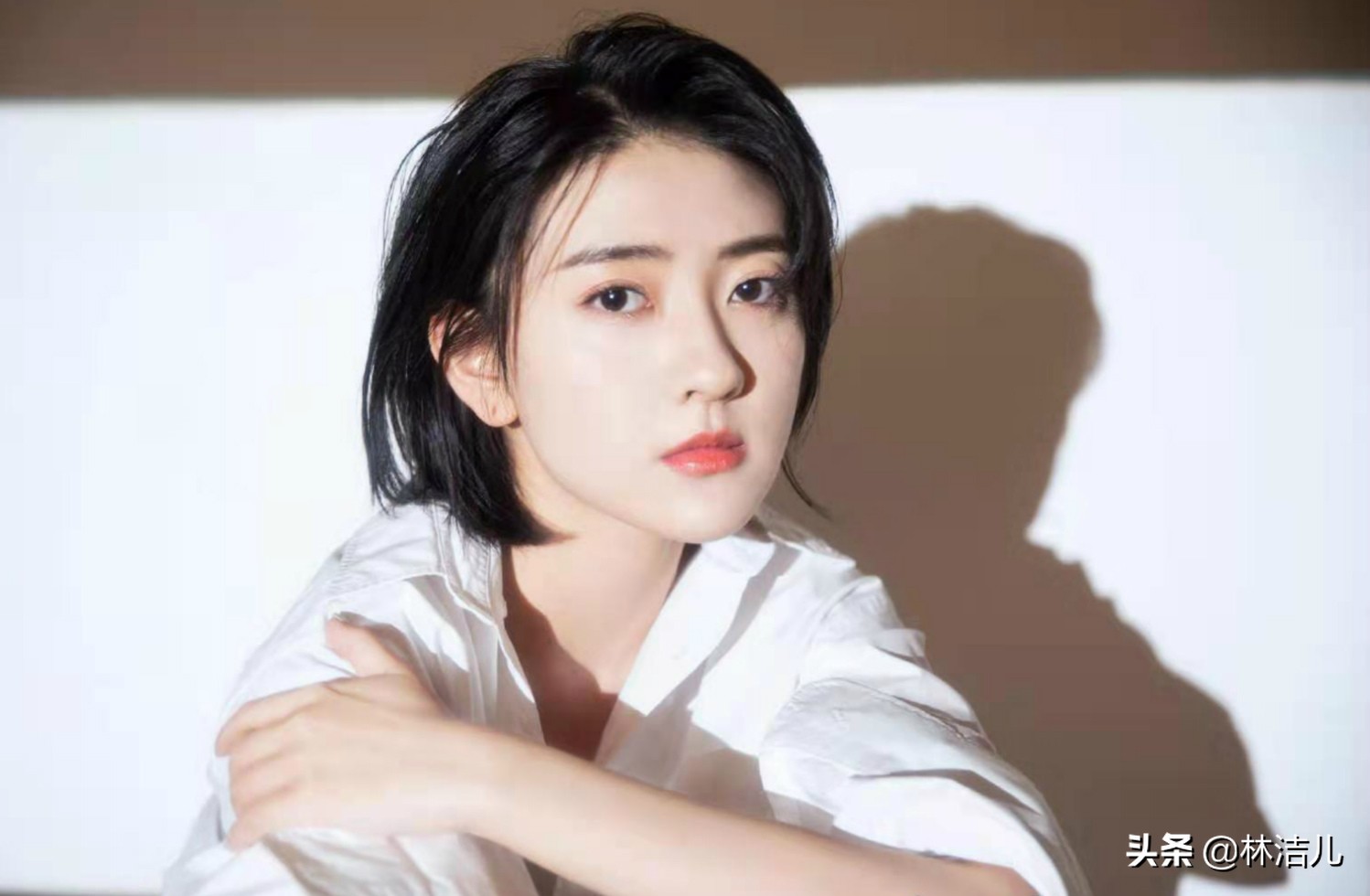 刘亦菲的狼尾短发太惊艳，倪妮的一刀切撩人，剪短发可不止看脸型