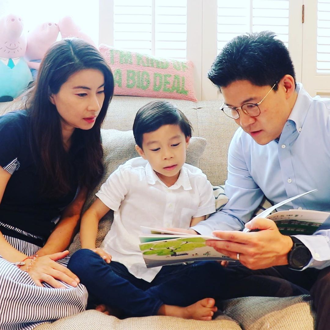 晶刚夫妇参加亲子活动，开合跳很卖力，郭晶晶搭霍启刚肩膀好甜蜜