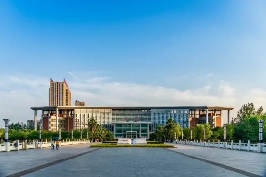 他以文科状元考入政法名校，被母校聘为副教授，还和岳父岳母是校友！