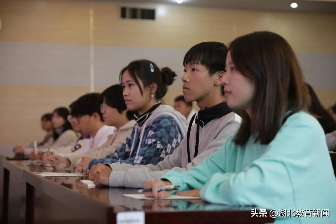 “生命摆渡人”汪勇竟向学生们展示自己的“朋友圈”？这堂大思政课太活了