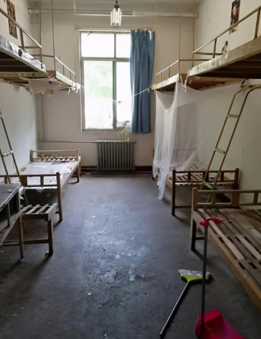 因寒碜出名的大学宿舍，部分图片引起不适，堪比招生“减”章