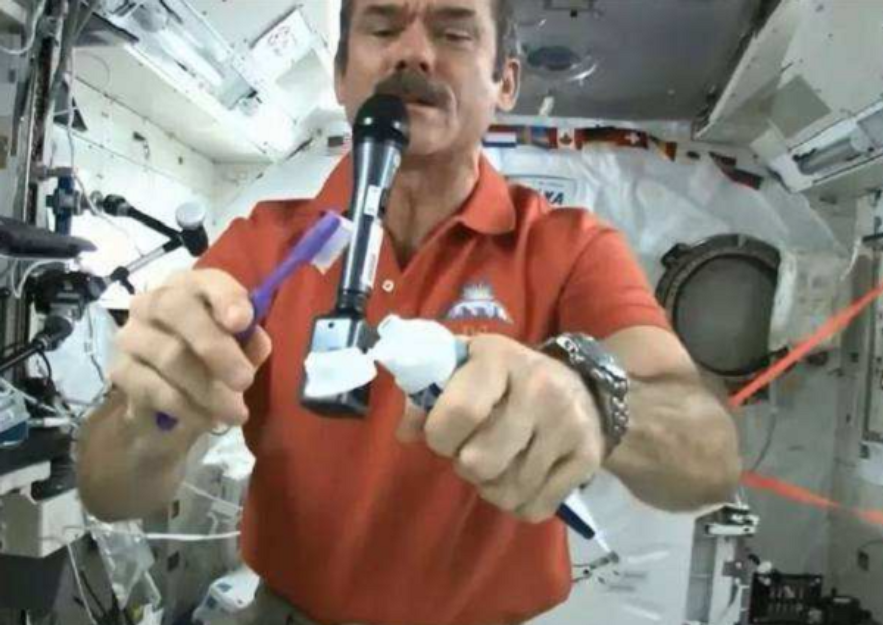 女宇航员在太空上如何保护隐私？上厕所、洗澡、生理期怎么办？