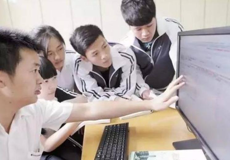 云南一考生高考成绩“失踪”，当场着急大哭，底部小字带来转机