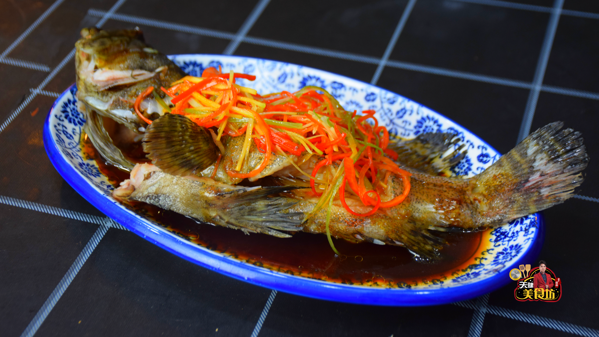 清蒸石斑鱼的做法 最正宗的做法(四步做出鲜嫩的石斑鱼)