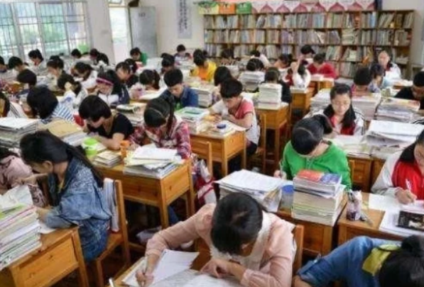 为啥高考不能穿“校服”，怕被有心之人利用？班主任说出其中原因