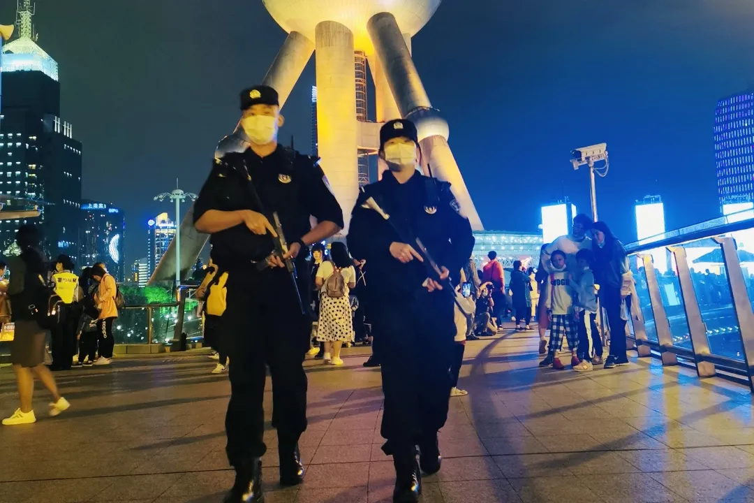 世界杯警察特殊事迹(竞技场上为国争光 穿上警服续写荣光)