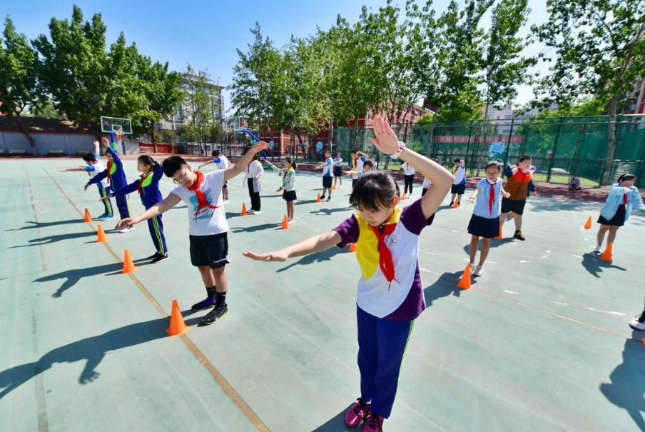 体育老师生病发朋友圈调课，其他老师纷纷点赞，集体抢课拼手速