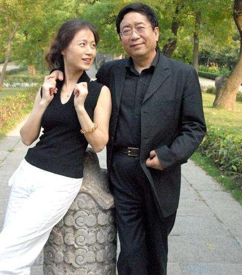 钱文忠对余秋雨的书法,文笔无一不推崇备至,在他的见识中余秋雨就是一