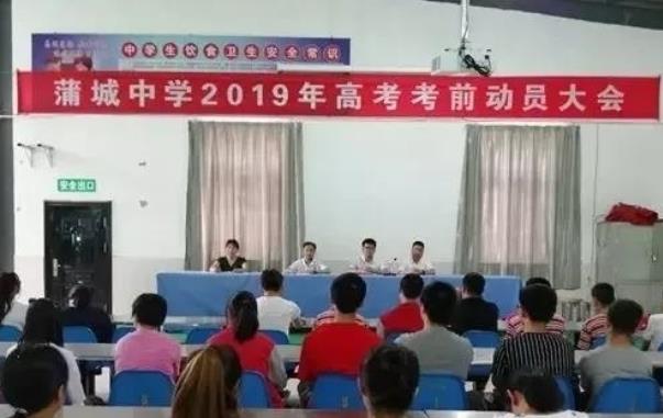 高考需不需要穿校服（高考当天为什么不能穿校服）