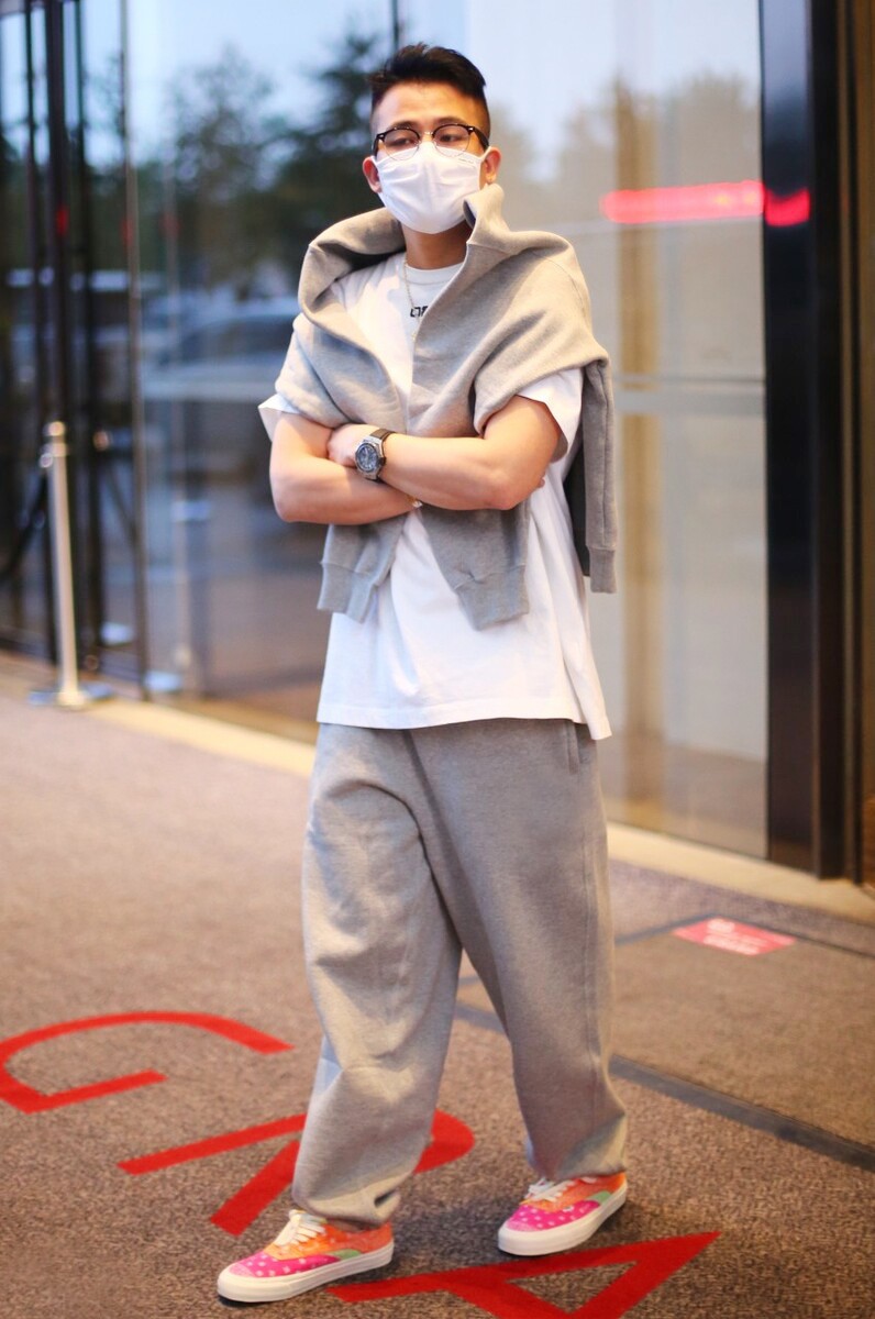 欧豪真是"皮靴控",夏日也爱穿,搭配牛仔裤潮流又显男人味