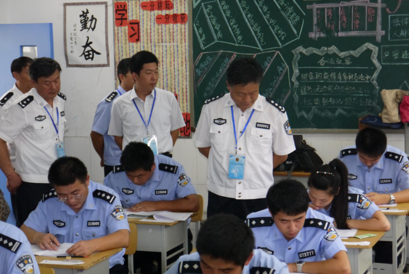 狱警年薪20万起，薪资待遇比普通公务员好，专科生也能报名