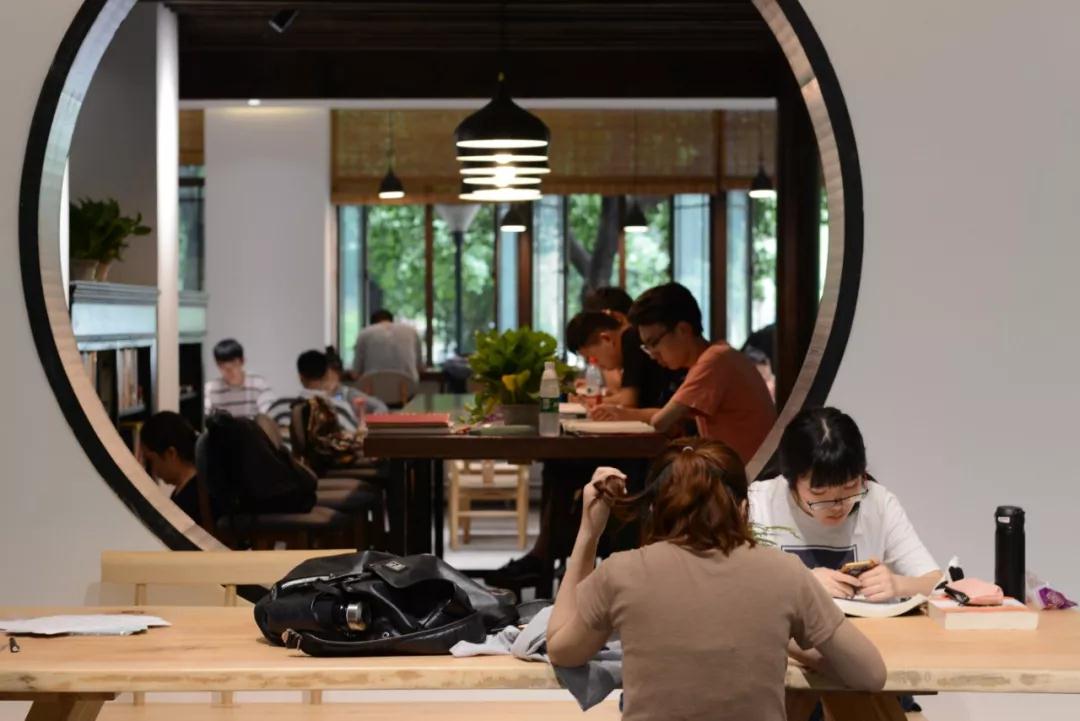 重庆这所高校：坐拥四大校区，出门就是地铁，食堂宿舍堪称