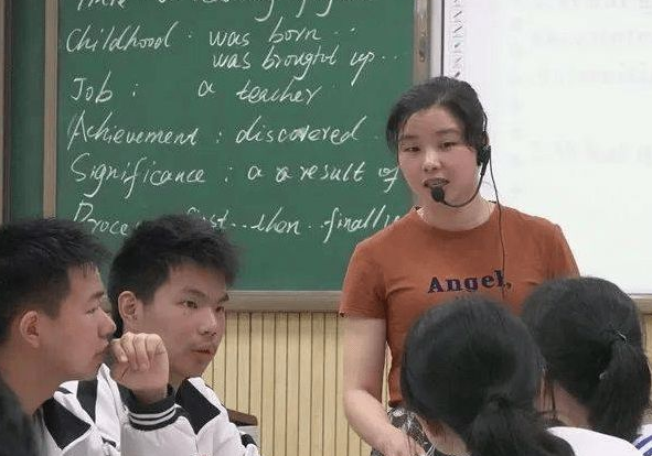 英语科目传来新消息，地位不降反升？英语降为副科的希望落空