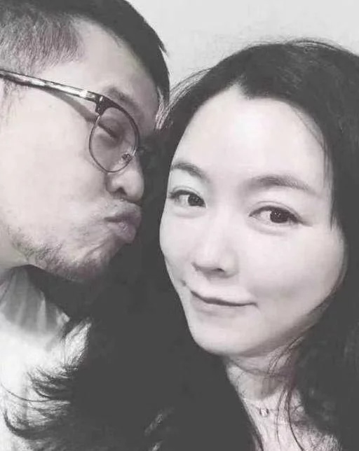 杨毅老婆(杨毅火辣娇妻曝光！颜值高神似美娜 曾给奥登大帝当翻译)