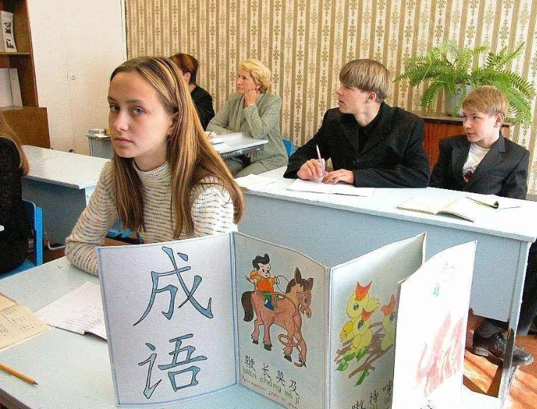 俄罗斯把汉语纳入高考，看到考题中国学生笑出声，友谊的小船翻了
