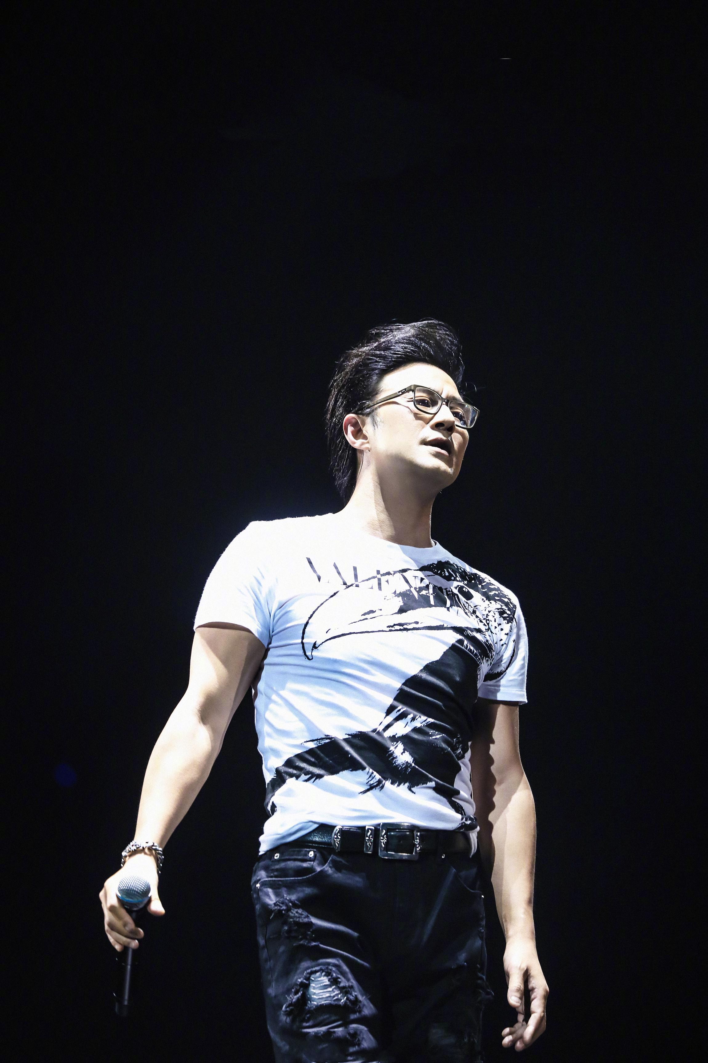 汪峰穿印花夹克配寸头,轻松告别油腻感