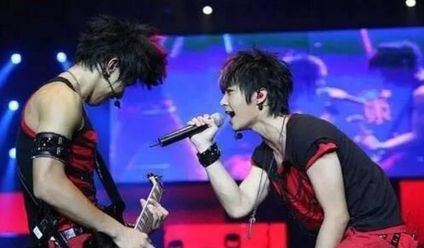 从被出柜到“攻击”谭德塞，耿直男孩炎亚纶，你要谨言慎行