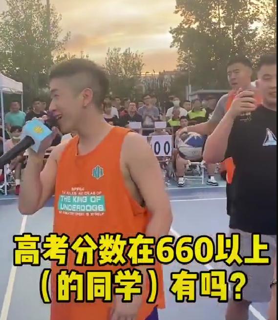 清华帅气学霸走红，与“篮球网红”PK球技最后胜出，曾是高考状元