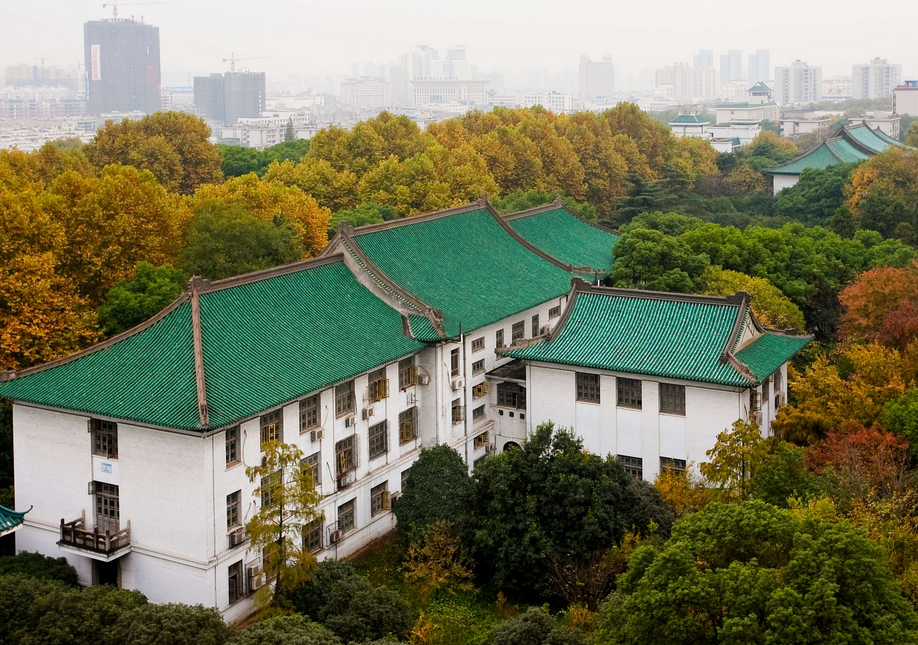 全国排名前3的师范大学，一所在京，一所在沪，还有一所在中部