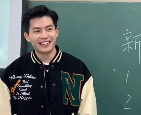 湖南一高校男老师走红，笑起来神似“任嘉伦”，课堂上人满为患