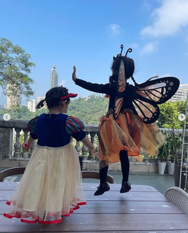 方媛晒一家四口过万圣节，郭富城点赞互动秀恩爱，俩女儿扮相可爱