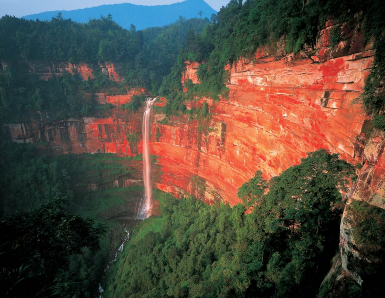 丹霞谷位于贵州省习水县三岔河,为贵州习水国家级天然呵护区内,面积达