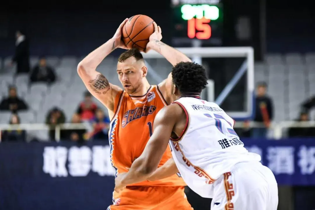 莫泰尤纳斯为什么不打cba了(官宣！莫泰尤纳斯离开CBA！今年2月曾拒绝NBA合同)