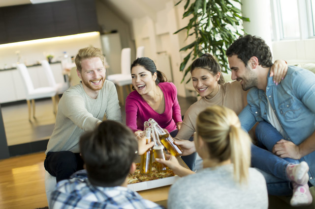 高中同学聚会，酒不醉人人自醉，班花班草有多少爱可以重来？