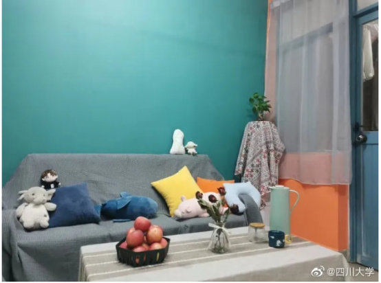 四川神仙高校：超20个食堂，宿舍三室一厅，有专属地铁站！网友：五星级体验！