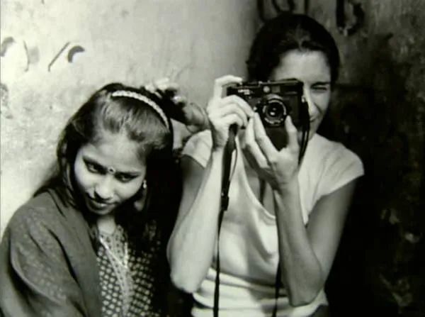 一名纽约女记者拍摄的印度贫民窟：女性被迫堕落，黑帮横行