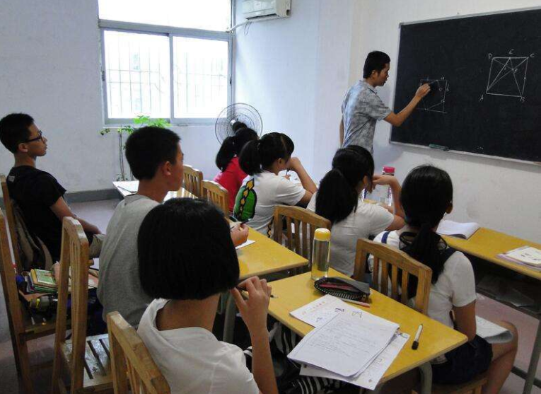 教师做微商遭家长举报，被查处后灵魂反问：那我们能做什么兼职？