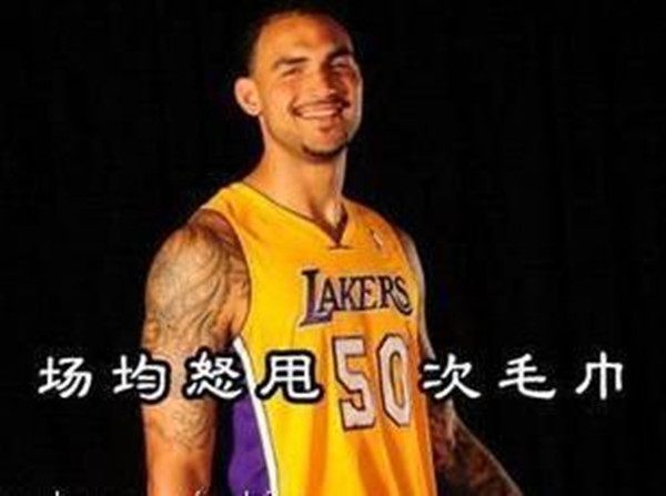 包扑NBA(NBA个个都戏精附体？邓肯为自己强行加戏，替补席靠毛巾刷存在感)