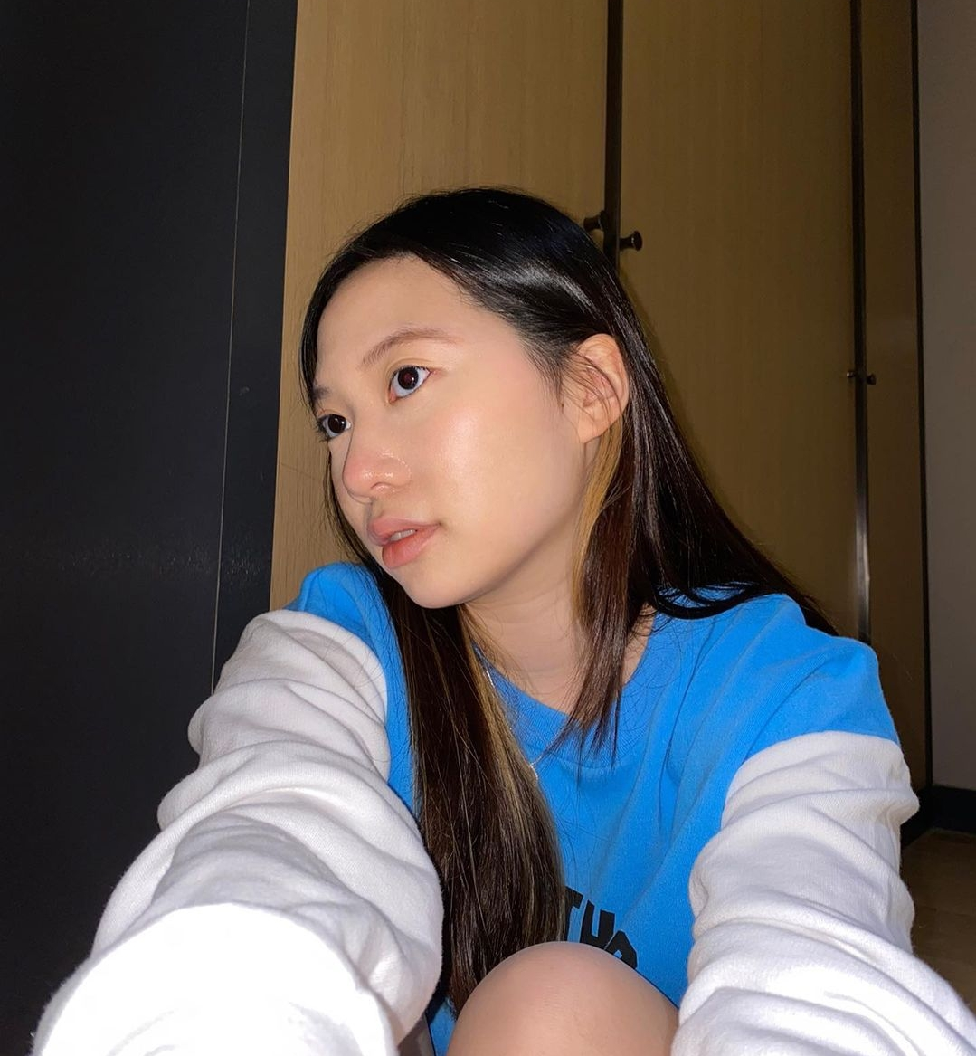 甄子丹17岁女儿晒照，皮肤白暂大长腿逆天，继承妈妈模特好基因