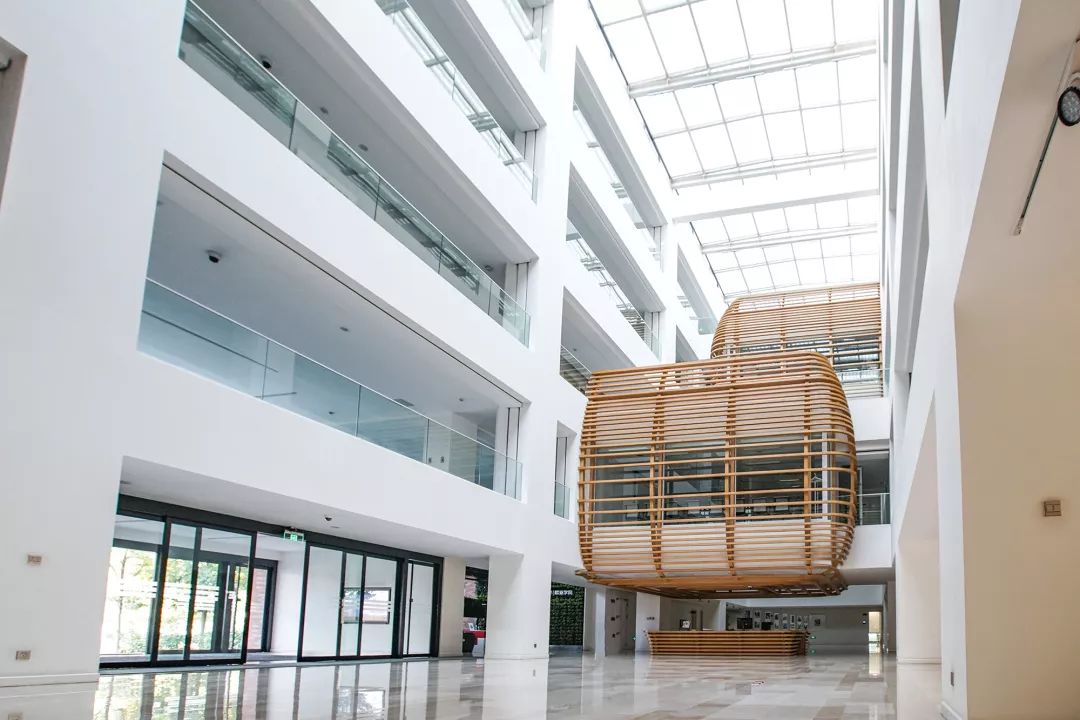 西安这座学费高达3万的大学，凭什么比985、211还受人欢迎？