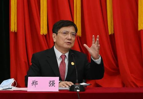 985大学现“闹剧”，近200万人围观：别让偏见羞辱了学历