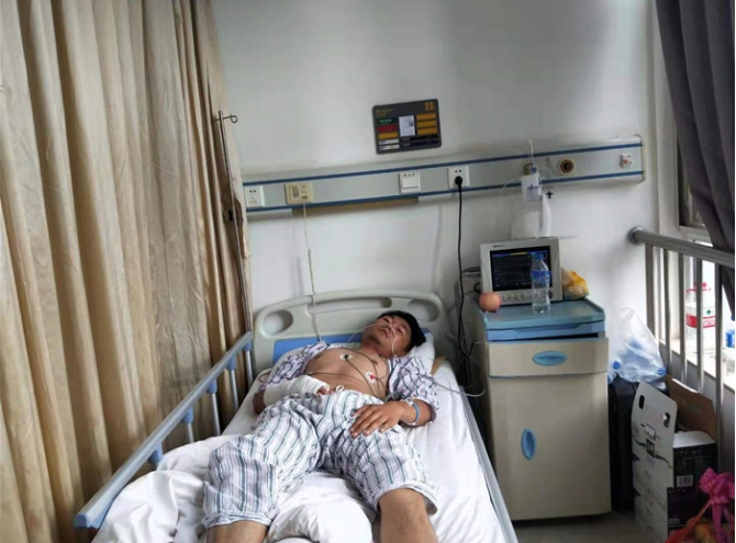 校园店主称被保安围殴，学院书记：当事人在光天化日之下拿刀威胁人