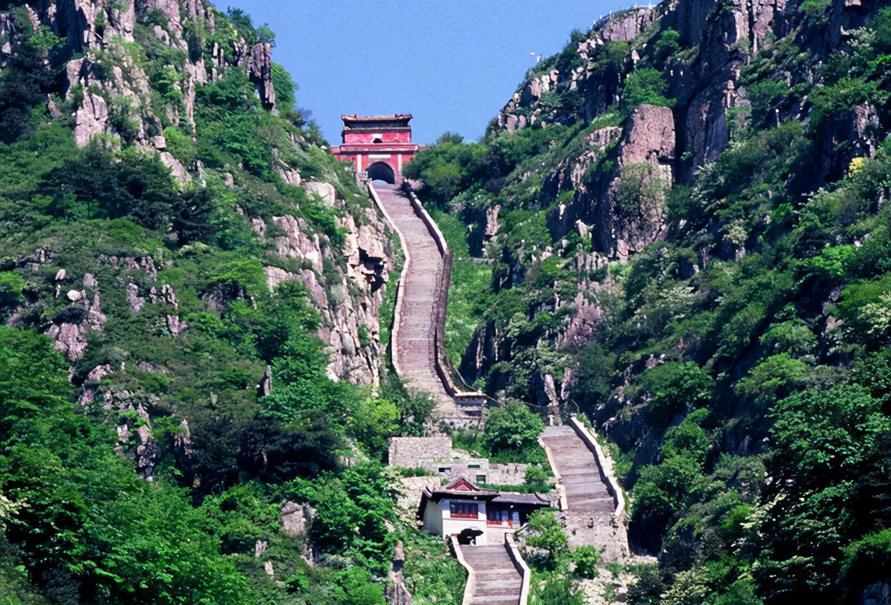 详细探索杜甫《望岳》的丰富含义