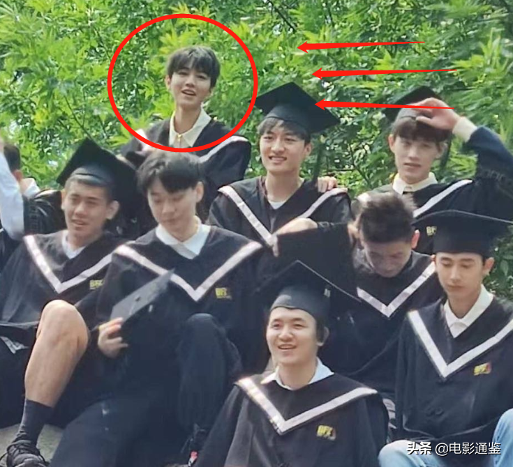 周也关晓彤拍毕业照，我却关注校友小凯，路人视角下的模样亮了