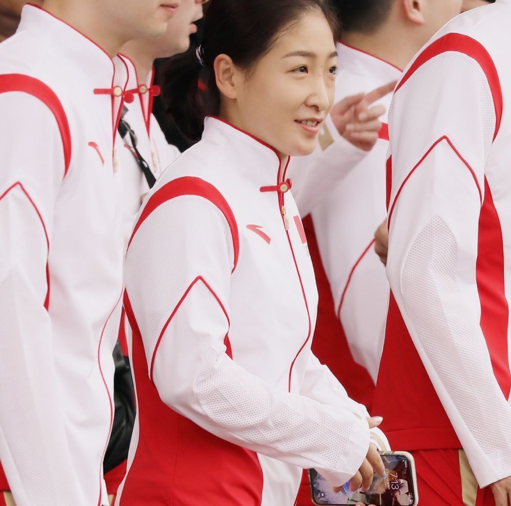 国乒正式出征东京奥运！15人合影留念，马龙气定神闲刘诗雯笑开颜