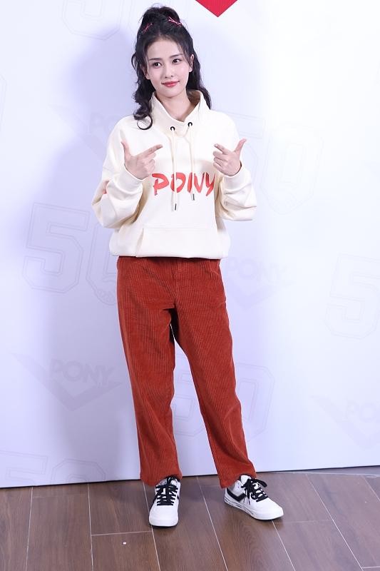 女生穿卫衣梳什么样的发型更好看呢?