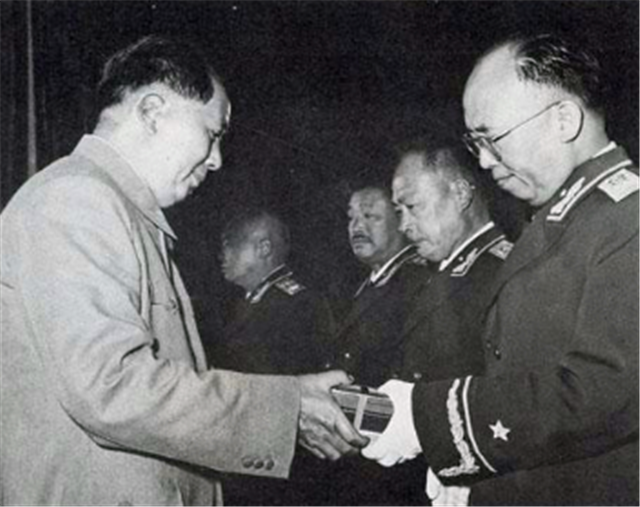 毛主席究竟用什么镇住了10大元帅们？