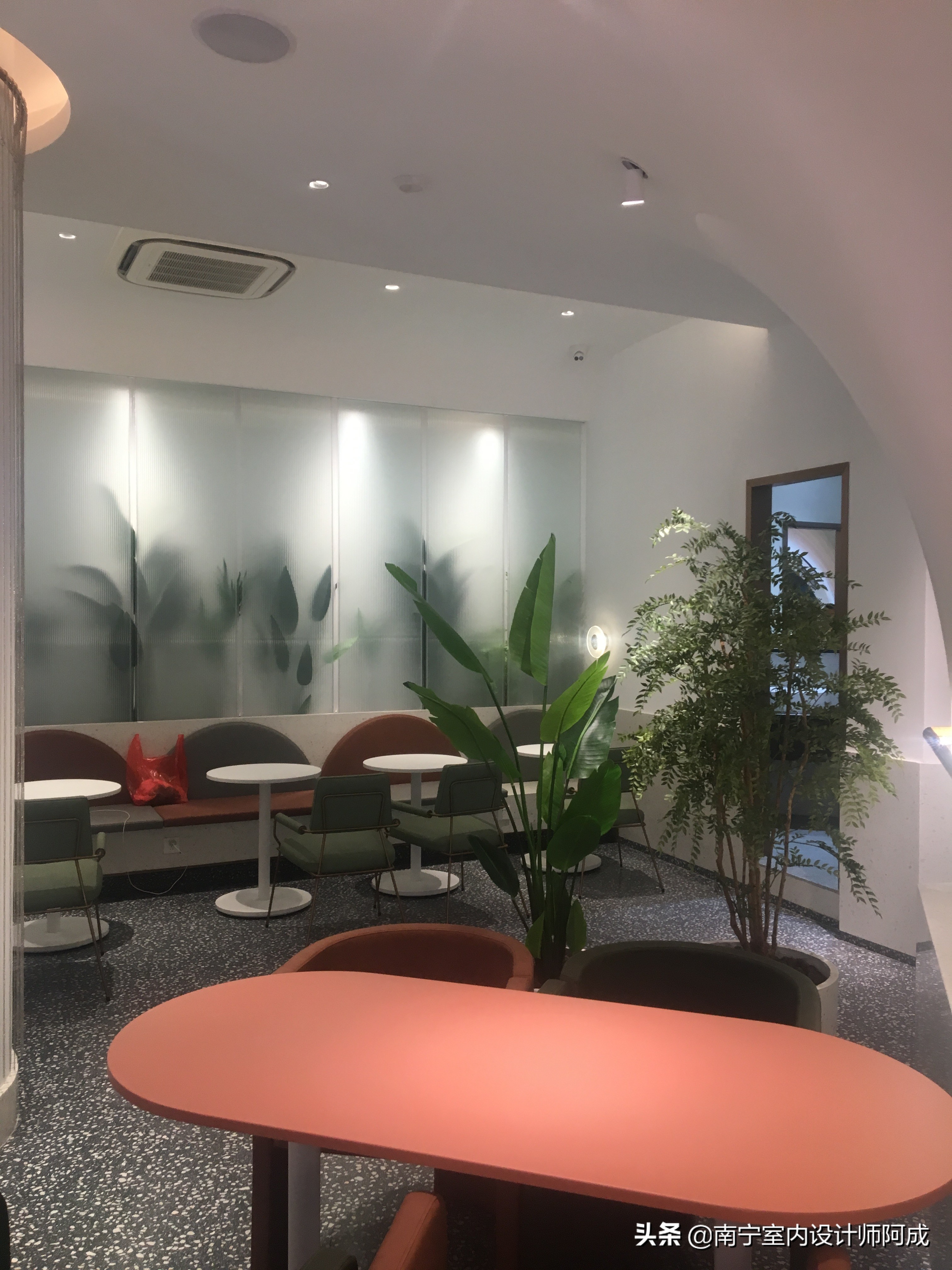 如果你有个异形结构店面，你会如何规划设计丨看看这家蛋糕店实景